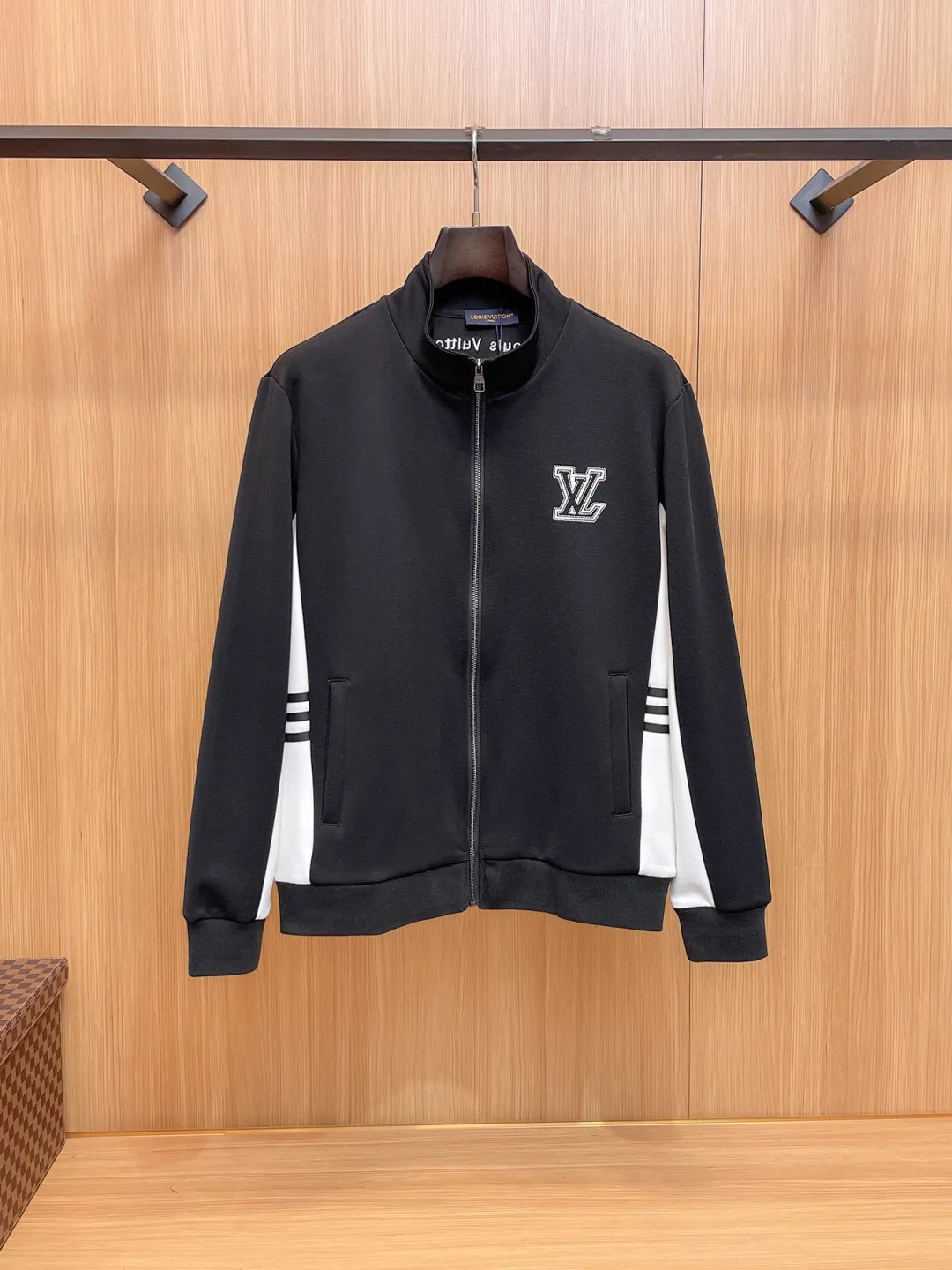 🅿️720 [LV Louis Vuitton] hot-selling suit is coming. Focus on the original version of the official website. 2025 new hot-selling cardigan and sweatshirt suit. The original order is the best. 🇭🇰The meticulous work of top designers. It has a fitting and perfect upper body effect. All-natural high-quality Tencel Roman cotton 100%, close-fitting comfort, noble and elegant! Original hardware embodies elegance and nobility! Counter size: M-3XL (maximum wear up to 190 pounds)